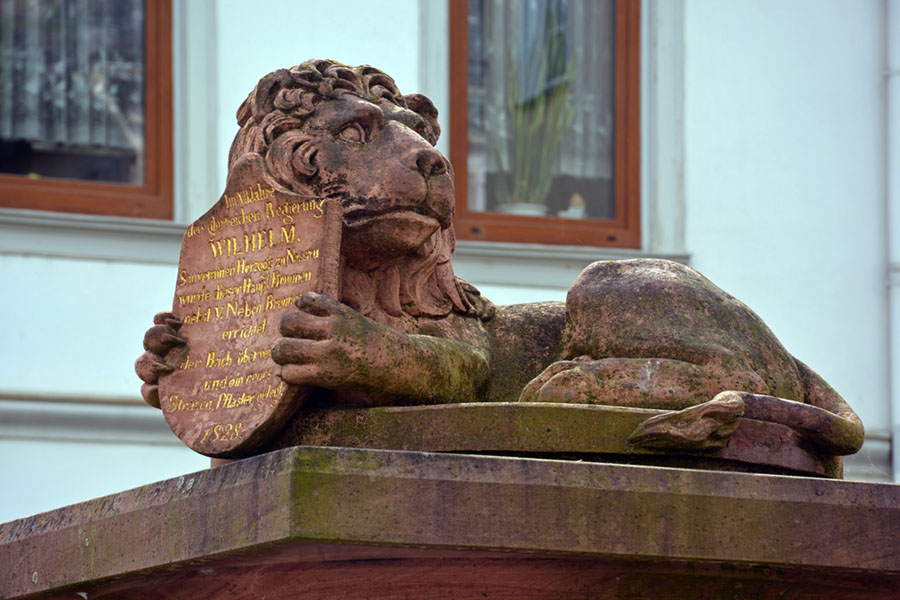 39 Widmung auf dem 37 Marktbrunnen von 1828 (Herzog Wilhelm zu Nassau) : DSC_0155-k