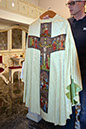 38 kath. Pfarrkirche St. Nikolaus - Kunstvolles Kreuz (15. Jh.) auf einem Messgewand : DSC_0143-k